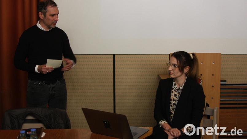 Die ausgearbeiteten Ideen stellten Thomas Franz und Brigitte Hegen (von links) in der aktuellen Sitzung des Marktgemeinderats Wiesau vor. Bild: wro