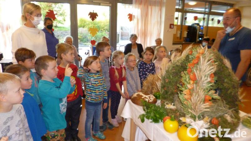Die Vorschulkinder des Johanniter-Kinderhauses St. Sebastian feierten im Senioren-Servicehaus Erntedank. Bild: Oschatz/exb