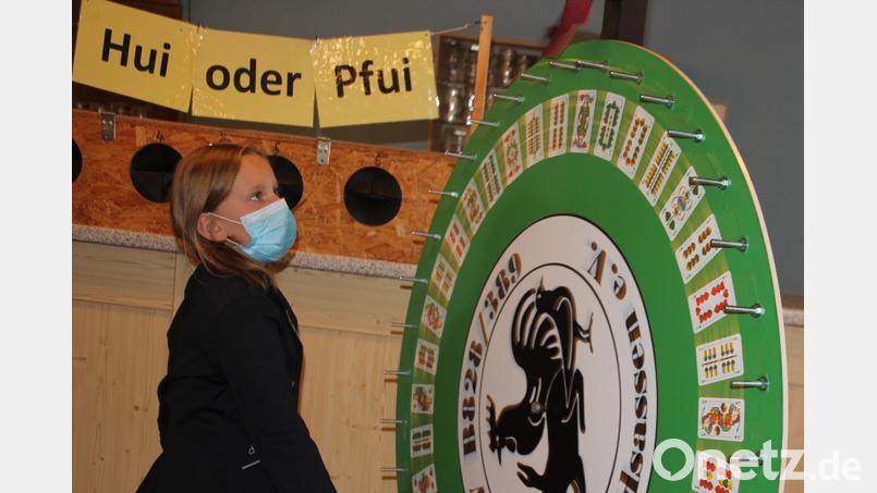 Per Glücksrad, an dem Schafkopfkarten angebracht waren, wurden die Gewinner ermittelt. Bild: kro