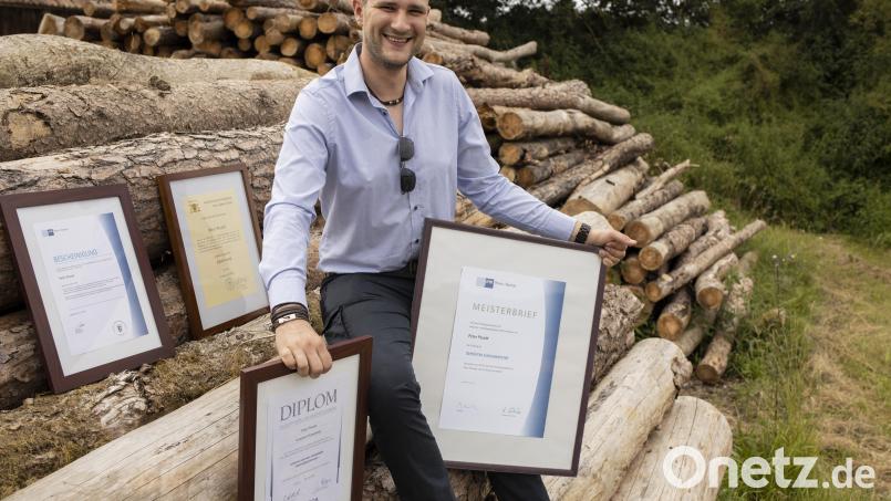 Peter Pesold freut sich über seine bestandenen Prüfungen zum Ausbilder, Küchenmeister und Gastronom. Bild: wku