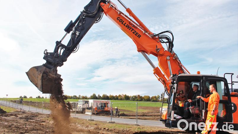 Landrat Roland Grillmeier baggerte beim Spatenstich für die neue Kemnather Realschule so souverän als würde er den ganzen Tag nichts anderes machen. Bild: stg