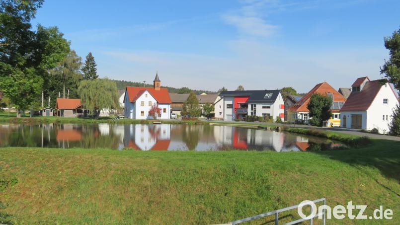 Der Filchendorfer Dorfweiher ist das Ende einer Kette von fünf Gewässern der Neuweiherkette bei Neustadt am Kulm. Bricht bei einem Starkregenereignis ein Damm am Neuweiher, läuft in Filchendorf der Dorfweiher über. Bild: ow