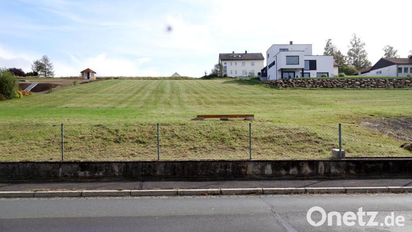 Sechs Reihenhäuser und ein Wohnhaus sollen auf dem ungebauten Hang östlich der Wunsiedler Straße entstehen. Über die Machbarkeit der Bauvoranfrage wird das Landratsamt entscheiden. Vom Gemeinderat verworfen wurde die Übernahme eines privates Weges als Erschließungsstraße. Bild: bkr