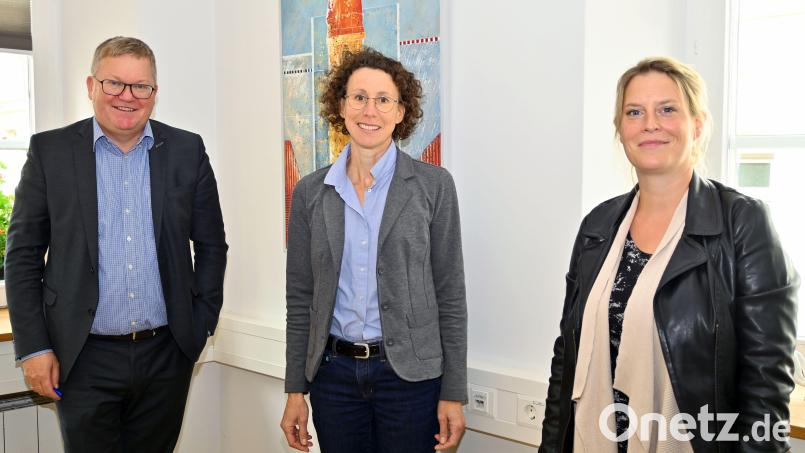 Ambergs Oberbürgermeister Michael Cerny, die neue &quot;Leiterin Smart City&quot;, Julia Schönhärl, und Jasmin Hannich, Leiterin des Bauordnungs-, Baurechts- und Stadtentwicklungsamts (von links). Bild: Susanne Schwab, Stadt Amberg/exb