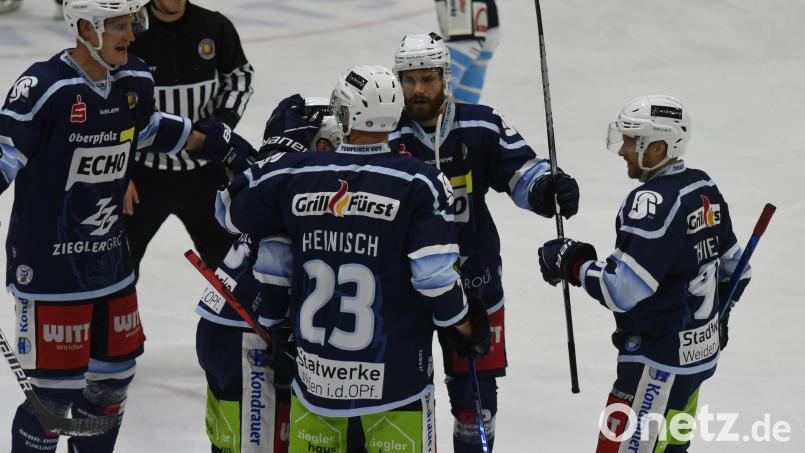 Die Blue Devils besiegten am Freitag den SC Riessersee klar mit 5:0. Hier jubeln Elia Ostwald, Torschütze Tomas Rubes, Martin Heinisch, Dominik Müller und Dennis Thielsch (von links) nach dem 3:0. Bild: gb