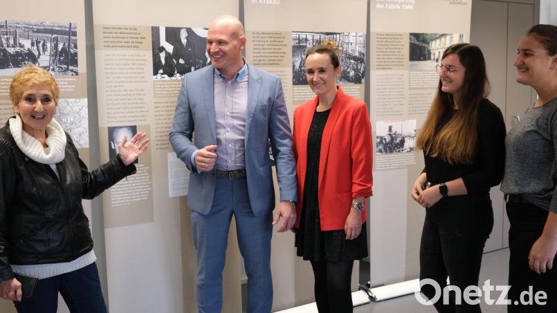 Autorin Erika Rosenberg (links) führte die Lehrkräfte Christina Mulzer und Stefan Potschaski (Mitte) sowie die Schüler der Oskar-von Miller-Berufsschule in die Ausstellung über das Leben und Wirken von Emilie und Oskar Schindler ein. Bild: Hirsch