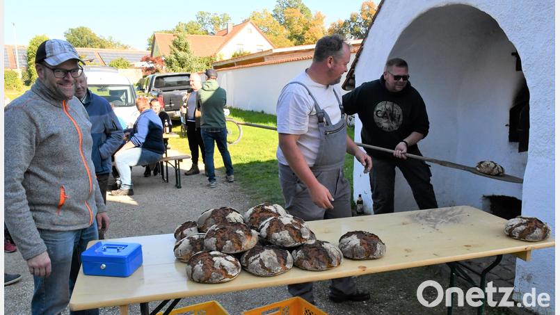 Im alten Backofen im Pfarrhof Aschach stellt der CSU-Ortsverband Aschach-Immenstetten unter fachkundiger Anleitung von Bäckermeister Marco Rieß (links) Brot her. Bild: sche