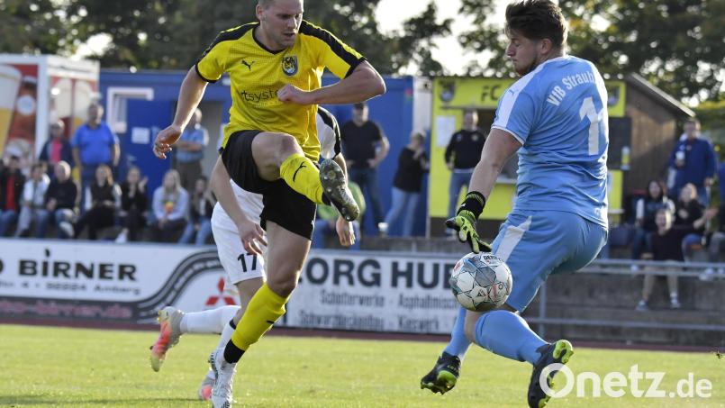 Philipp Götz (links) schiebt den Ball am Torhüter des VfB Straubing vorbei ins Netz. Das war einer der insgesamt 15 Treffer des FC Amberg in dieser Saison. Dass im Spiel gegen den TSV Kareth viele dazukommen, scheint eher unwahrscheinlich. Archivbild: Hubert Ziegler