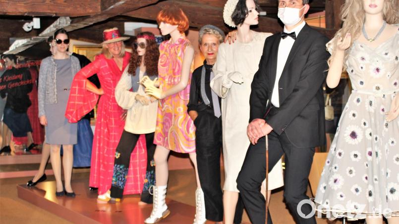 Schrecklich schöne, nächtliche Überraschung: Die lebendigen Mannequins Julia Riß, Ingrid Strobl, Dagmar Lehner, Michael Herzog bewegen sich unerwartet in der Reihe der Modepuppen. Bild: Dagmar Williamson