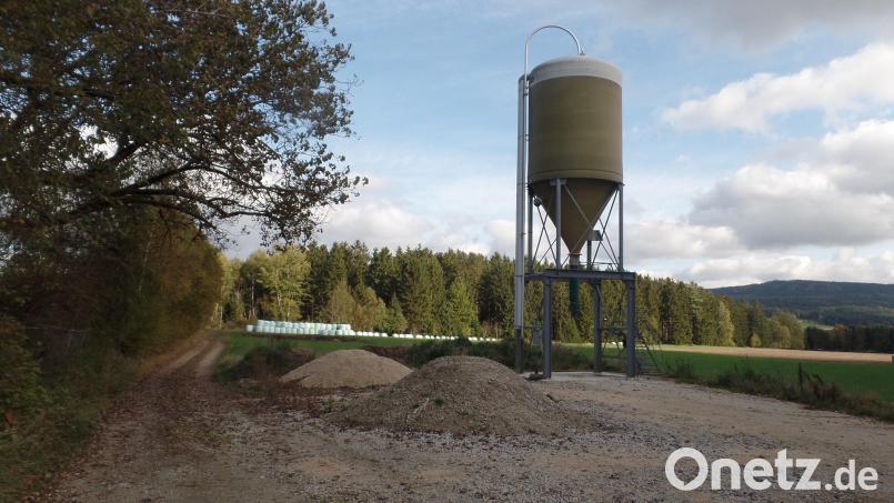 Im Umgriff des bestehenden Salzsilos (Bild), als Gemeindebedarfsfläche im Bebauungsplan für das künftige Gewerbegebiet „Neusorg-Süd II“ planlich festgesetzt, soll eine Teilfläche veräußert werden. Bild: br