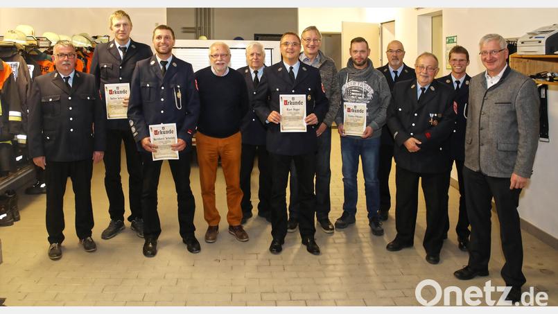 Der neu gewählte Vorstand der Feuerwehr Siegritz mit Thomas Schlosser, Leo Meister (Fünfter von links), Bernhard Schraml (Vierter von rechts), Willi Meierhöfer (Dritter von rechts), Wolfgang Schmidt (Zweiter von rechts) und Bürgermeister Johannes Reger (rechts) sowie den langjährigen Mitgliedern (ab Zweiter von links) Stefan Schmidt, Bernhard Schmidt, Viktor Mihl, Kurt Reger, Erwin Nonas und Tobias Meister. Bild: njn