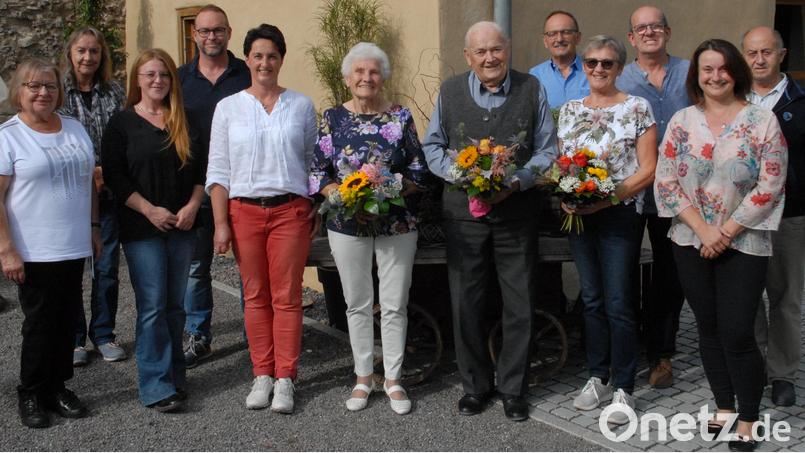 Der Gartenbau- und Ortsverschönerungsverein Schmidmühlen wählt einen neuen Vorstand unter Leitung der Vorsitzenden Petra Tischler (Mitte). Mit dabei auch die ausgeschiedenen und verdienten Vorstandsmitglieder Mathilde Kolnhofer, Georg Höfler und Ingrid Vierl. Bild: pop