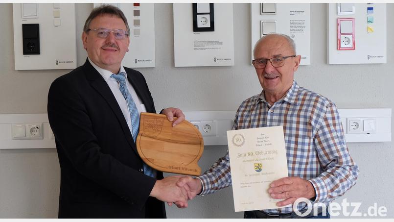 Bürgermeister Hans-Martin Schertl (links) überbringt dem Jubilar die Glückwünsche der Stadt Vilseck. Bild: Stefanie Gradl