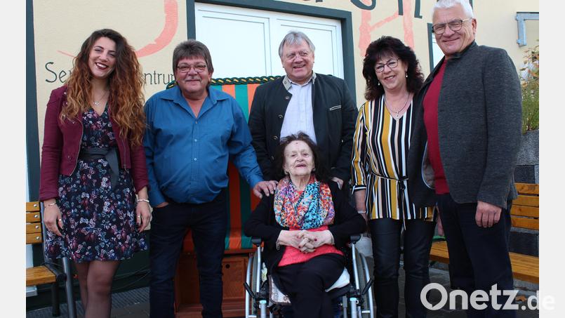 Elisabeth Feigt freut sich an ihrem 90. Geburtstag über Glückwünsche unter anderem von (von rechts) Zweitem Bürgermeister Norbert Gradl, Schwiegertochter Rosi, ihren Söhnen Dieter und Rainald sowie Enkelin Sandra, eines von drei Enkelkindern. Bild: cs