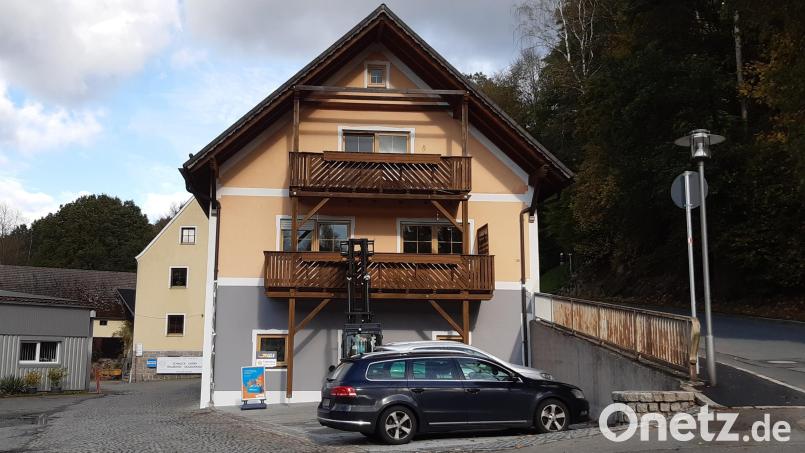 Die Windischeschenbacher Geschäftswelt bekommt Zuwachs. In der Neuhauser Straße eröffnet ein Schmuckladen. Bild: Lowak