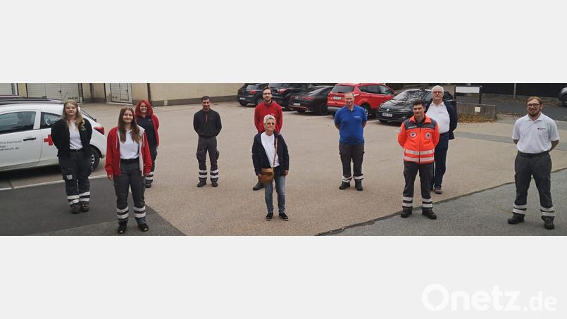 BRK-Ausbilder und Fachdienstleiter Ralf Arnold (Vierter von rechts) mit den zehn ehrenamtlichen Rotkreuzlern, die den Grundlehrgang Betreuungsdienst im BRK-Kreisverband Tirschenreuth absolviert haben. Bild: BRK Kreisverband Tirschenreuth/exb
