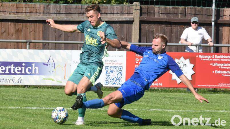 Der SV Mitterteich tritt am Samstag beim FC Eintracht Münchberg an. Das 2:2 im Hinspiel (Szene mit Kevin Grünauer, links) war Mitte August der letzte Punktgewinn der Stiftländer. Seitdem gab es acht Niederlagen in Serie. Archivbild: gb