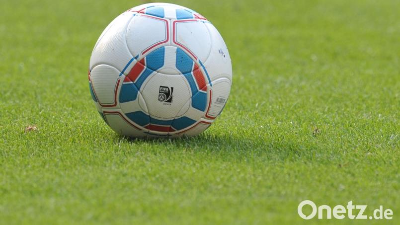 Ein Fußball liegt auf dem Spielfeld. Symbolbild: Carmen Jaspersen/dpa