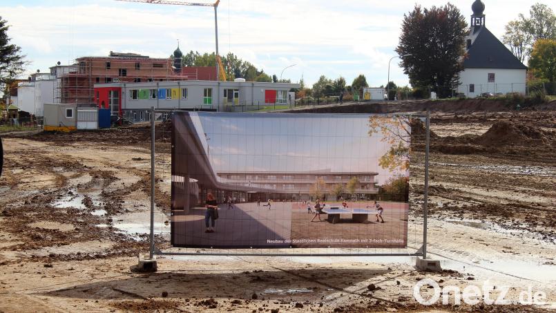 Auf dem Areal zwischen Badstraße und Berndorfer Straße soll bis November 2024 die neue Realschule entstehen Bild: stg