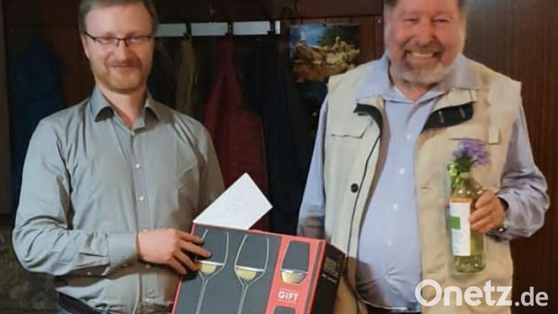 Vorsitzender Walter Fischer dankt Reinhard Ponitz (rechts) für dessen politische Arbeit. Von 2007 bis 2019 stand er an der Spitze der UPW/FW. Bild: Hermann Prechtl/exb