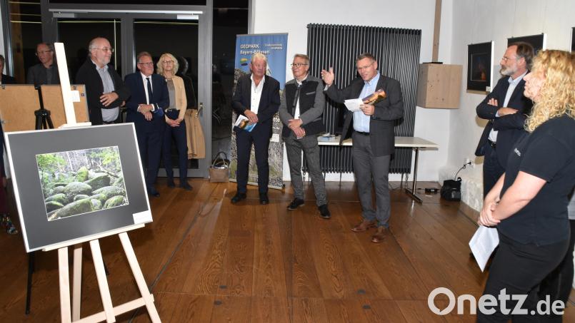Bürgermeister Reinhard Sollfrank begrüßte die Gäste im &quot;Steinstadl&quot; des &quot;Vulkanerlebnis Parkstein&quot;. Von rechts: Freie Fotografen- Präsidentin Zaneta Weidner, Dr. Andreas Peterek, Bgm. Sollfrank, Weidenes 3. Bürgermeister Reinhold Wildenauer und Stadtrat Hans Forster. Bild: hcz