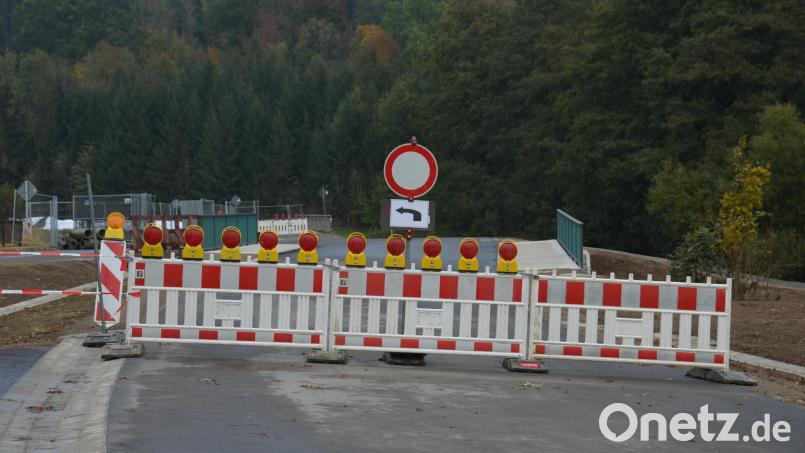 Seit über einem halben Jahr müssen Verkehrsteilnehmer aus Richtung Neuenhammer und Georgenberg weiträumig umfahren. Der Geduldsfaden wird immer dünner. Noch dazu, weil Brücke und Straßenanbindung längst fertiggestellt sind. Allerdings haben aufwändige Bodenbeprobungen und die Abfuhr in eine entsprechende Deponie das Ganze verzögert. Bild: dob