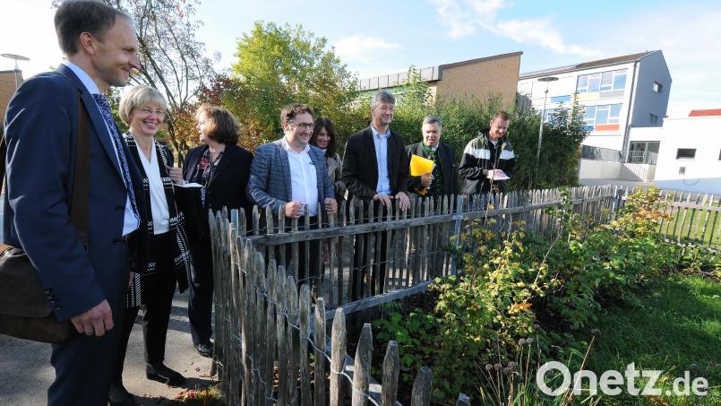 Kultusminister Michael Piazolo (Dritter von rechts) war vom Garten in der Jahn-Grundschule angetan: &quot;Da geht einem das Herz auf&quot;, sagte er. Begleitet haben den FW-Politiker (von links) die Schulamtsdirektoren Stephan Tischer und Beatrix Hilburger, Rektorin Andrea Dechant, die MdLs Tobias Gotthardt und Kerstin Radler sowie Konrektor Christian Hahn. Bild: Stephan Huber