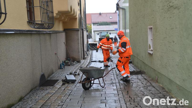 In der Rathausgasse wird von den städtischen Bauhofarbeitern mittig ein Streifen Granitplatten verlegt, damit Rollstuhl- und Rollatorfahrer ungehindert zur im nächsten Jahr geplanten Toilettenanlage fahren können. Aus dem westlichen Stadtgebiet kann dadurch jetzt problemlos zum Rathaus gefahren werden. Bild: dob