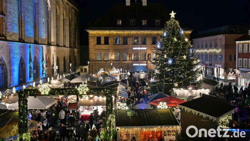 So eng wie früher wird die Budenstadt auf dem Amberger Weihnachtsmarkt heuer nicht stehen können. Auch andere Änderungen und Änderungsvorschläge erhitzen die Gemüter. Archivbild: Petra Hartl