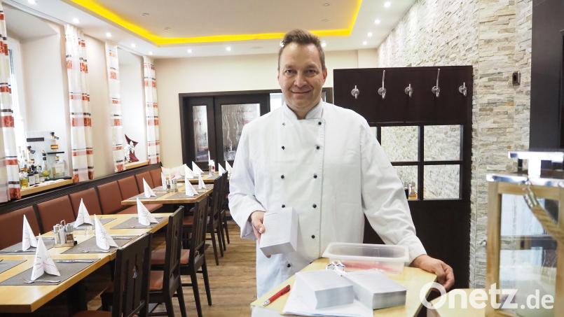 Gastwirt Stefan Sauerer aus Nabburg kann die dicken Blöcke zur Erhebung der Kontaktdaten jetzt wegräumen. Die große Erleichterung bring der Verzicht auf diesen Schritt aber nicht, darin ist er sich mit den Kollegen im Landkreis einig. Bild: bl