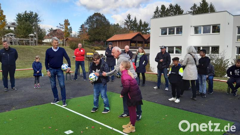 Wie funktioniert Centerball? Klaus Augenthaler und Hans Mayer, ein ehemaliger Jahn-Profi, erklären den Kindern vom Haus St. Elisabeth, wie sie den Ball am besten schießen müssen, um ein Tor zu erzielen. Bild: Lowak