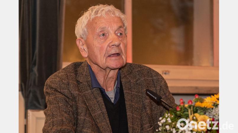 Nach den Lobreden auf ihn tritt der Jubilar Eckhard Henscheid selbst ans Rednerpult, um auf seine Art auf die Lobeshymnen zu antworten. Bild: chl