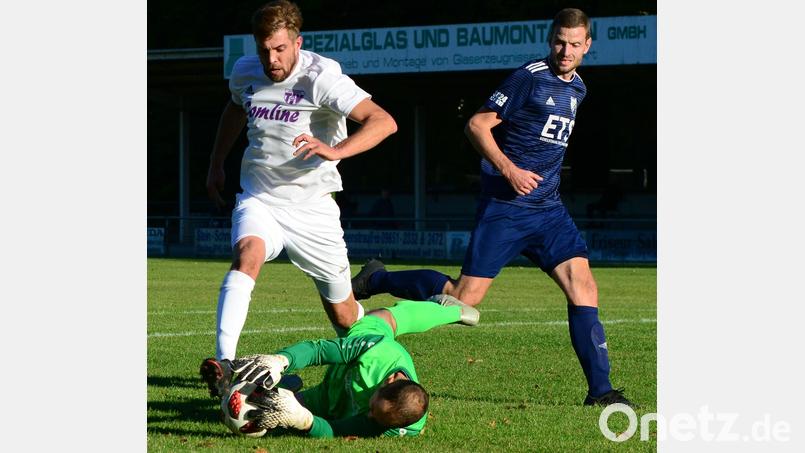 Kulmains Torwart Jannick Netzel (MItte) hielt alles, was seinem Kasten gefährlich werden konnte. In dieser Szene klärt er vor Detag-Angreifer Dominik Häffner (links). Andreas Ditschek braucht nicht einzugreifen. Bild: ham
