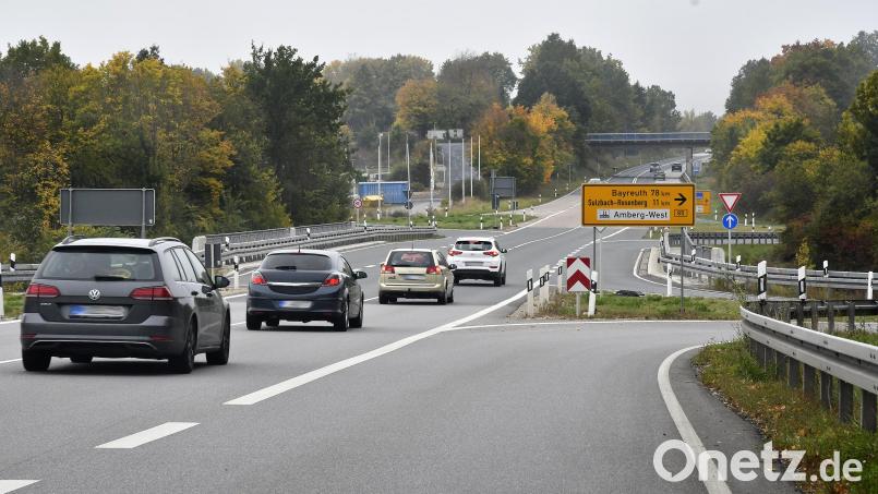 Hier im Stadtgebiet von Amberg könnte die B 14, die ab etwa Gebenbach auf der Trasse der B 299 verlaufen würde, auf die B 85 abgeleitet werden, weiter Richtung Sulzbach-Rosenberg verlaufen und am Sulzbacher Kreuz auf ihre angestammte Trasse einschwenken. Bild: Petra Hartl
