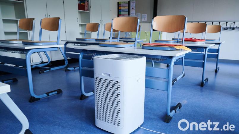 Ein Luftreinigungsgerät steht in einem Klassenraum. Ende Oktober kann das auch in den Klassenzimmern in Weiden der Fall sein. Symbolbild: Annette Riedl/dpa