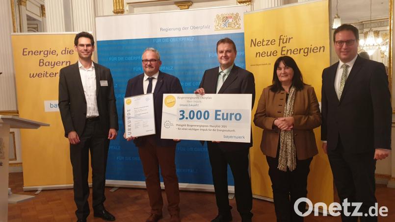 Armin Kiener (Zweiter von links) nahm die Auszeichnung für die Nahwärmegemeinschaft Köttlitz entgegen. Bayernwerk-Vertreter Markus Leczycki (von links), Bürgermeister Martin Schwandner, stellvertretende Landrätin Birgit Höcherl und Regierungsvizepräsident Florian Luderschmid gratulierten. Bild: gib