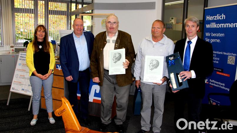 Servicekundenberaterin Heike Dedic, Vorstandsvorsitzender Frank-E Kirchhof, Helmut Dorn, Ernst Binder und Geschäftsstellenleiter Bernd Windisch nach der Ehrung in der Geschäftsstelle Neukirchen (von links). Bild: ds