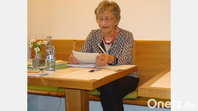 Anna Elisabeth Gleißner gestaltete mit Walter Pilsak einen unterhaltsamen Abend im Mehrgenerationenhaus. Bild: wmr