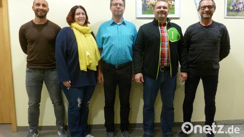 Wiedergewählt wurde die Vorstandschaft der Sparte Eisstock im FC Tirschenreuth. Von links: Kassier Florian Trißl, Schriftführerin Kathrin Wagenknecht, Erster Spartenleiter Wolfgang Wagenknecht, Zweiter Spartenleiter Klaus Burkhard. Die Wahl wurde von FC-Vorstand Harald Siegert (rechts) geleitet. Bild: wga