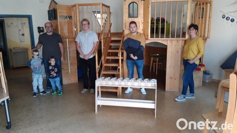 Kinderhausleiterin Bianca Kastner (von rechts) stellte den JU-Vorsitzenden Thorsten Riedl und Johannes Vetter den neuen Maltisch vor. Mit dabei war auch Kirchenpfleger Stefan Kausler mit seinen Kindern. Bild: soj