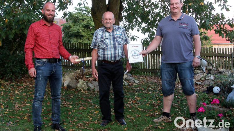 Für seine Verdienste um den Fischereiverein Wiesau wurde Günther Brosch zum Ehrenmitglied ernannt. Vorsitzender Daniel Hechtl (links) und Zweiter Vorsitzender Matthias Zwerenz (rechts) gratulierten. Bild: wro