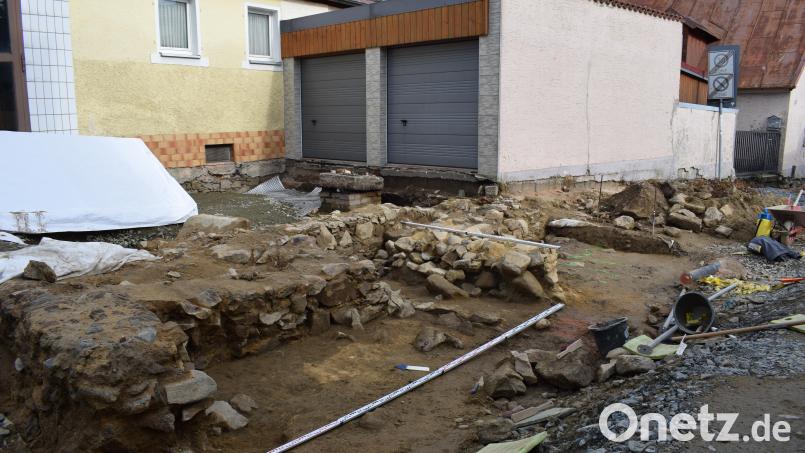 Die Grabungsstelle in der Bischof-Senestrey-Straße. Dort forschen Archäologen seit zehn Wochen im Boden. Auch unter den zwei Garagen, die in den kommenden Tagen abgerissen werden, vermuten die ITV-Mitarbeiter Funde. Bild: szl