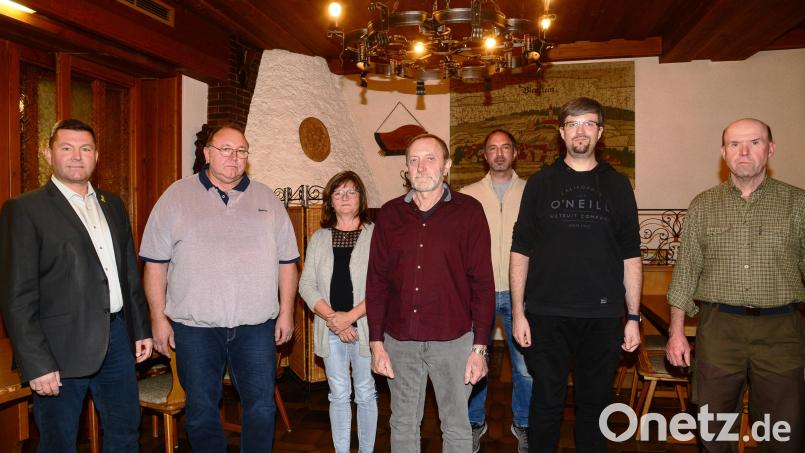 Unter Leitung von Bürgermeister Rainer Rewitzer wählten die Mitglieder Josef Schreml zum Vorsitzenden, neuer Stellvertreter ist Franz Bauer, Schriftführer Holger Scheufler, Kassenwart Michael Sax (vordere Reihe von links). Die Kasse führt Christa Schreml (hintere Reihe), Jugendwart ist Alexander Schreml (hinten, rechts). Bild: bey