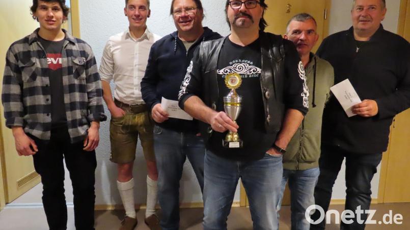 Die Sieger des Preiswattens: (von links) Lukas Schlicht, Moritz Ponader (beide Platz drei), Uwe Geissler, Herbert Söllner (beide Platz eins) sowie Thomas Pöllath und Dieter Schmelber (beide Platz zwei). Bild: soj