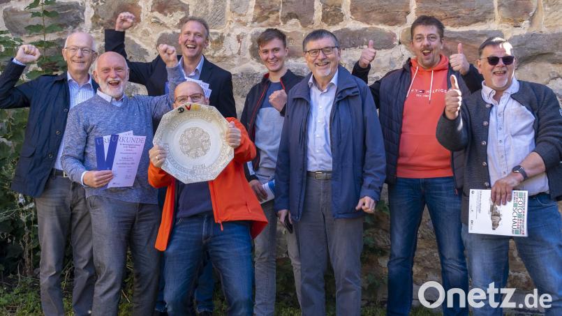 Jubel beim Fotoclub Arzberg: Von links Dr. Hartmut Bombosch, Wolfgang Stark, Robert Christ, Clubvorsitzender Stefan Weiß, Jonas Stahl, Gerhard Syha, Bernd Jaloszyski und Jürgen Richter. Bild: Fotoclub Arzberg/exb