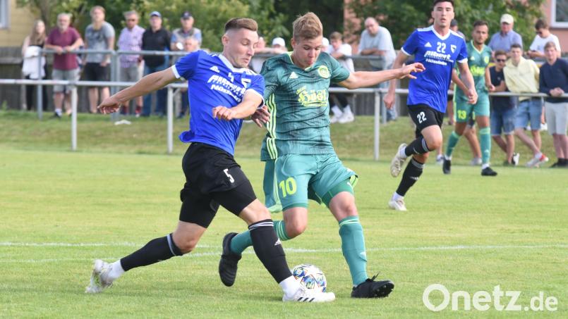Der SV Mitterteich holte am Samstag mit dem 1:1 beim FC Eintracht Münchberg nach einer langen Durststrecke endlich wieder einen Punkt. Jonas Federer (grünes Trikot, Szene aus der Partie gegen Forchheim) brachte die Stiftländer mit 1:0 in Führung. Archivbild: gb