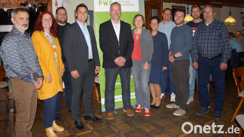 Michael Preiß (Mitte) wurde als Vorsitzender der PWG Oberviechtach bestätigt. Nicole Most (Sechste von rechts) und Rudolf Teplitzky (Vierter von links) sind seine Stellvertreter. Birgit Walter (Fünfte von rechts) betreut die Kasse, Christine Schießl (Zweite von links) übernimmt das Schriftwesen. Die Beisitzer wirken unterstützend mit. Bild: wel