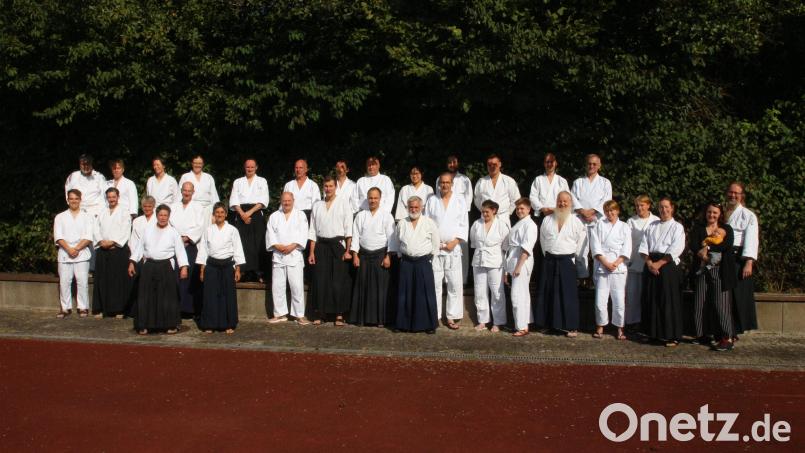 Bis aus Dresden und München waren die Teilnehmer zum Aikido-Lehrgang mit der italienischen Meisterin Donatella Lagorio (vorne, Fünfte von links) gekommen. Bild: Gottfried Fröhlich/exb