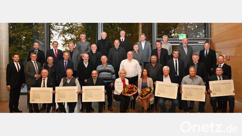 Die Handwerkskammer ehrte in der Schwarzachtalhalle in Neunburg vorm Wald ihre 26 „goldenen“ Handwerksmeister. Es gratulierten Vizepräsident Christian Läpple (zweite Reihe, Erster von rechts), Geschäftsführer Alexander Stahl (zweite Reihe, Erster von links) sowie die Ehrengäste. Bild: Foto Kraus/exb