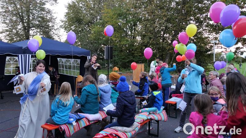 Höhepunkt des Kinderbibeltages in Fuchsmühl war der Start bunter Luftballons, an deren Fäden Gebetskärtchen befestigt waren. Bild: Pfarrei Fuchsmühl/ exb